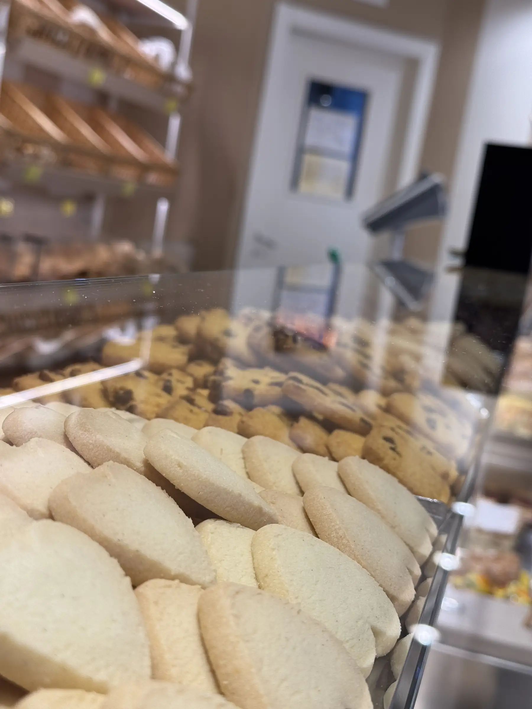 S’ciopette, il pane morbido di Trieste, allineate nella vetrina del negozio
