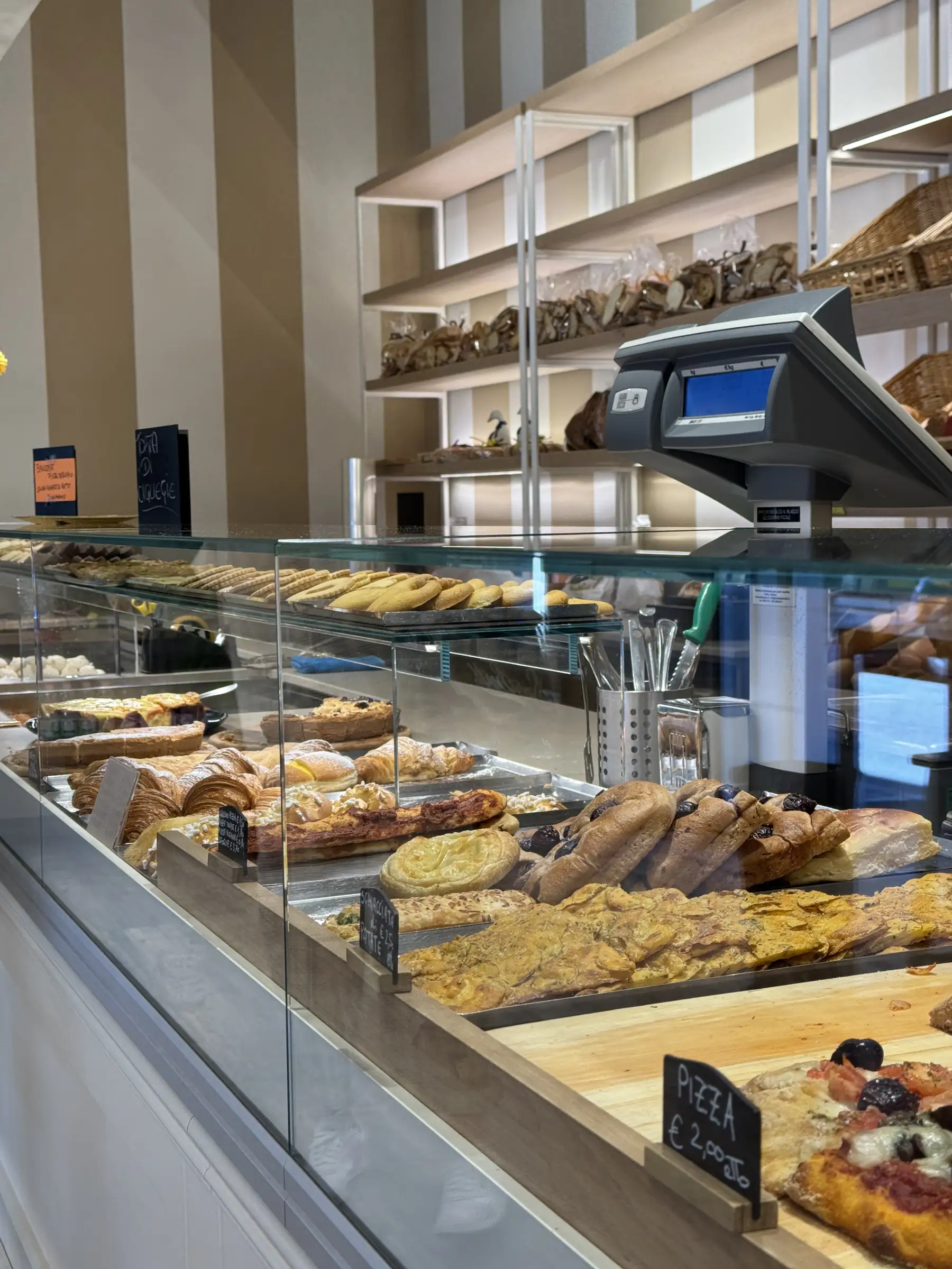 Il banco del salato con pizze e focacce, accanto a quello del pane